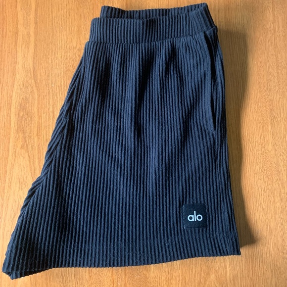 ALO Yoga Women's Black Ribbed Athletic Shorts - Picture 4 of 6